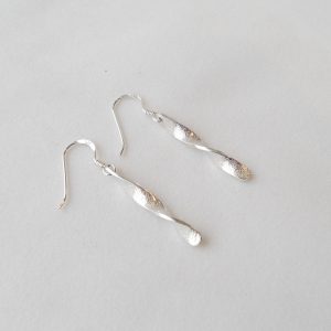 Twist earrings with sparkle texture